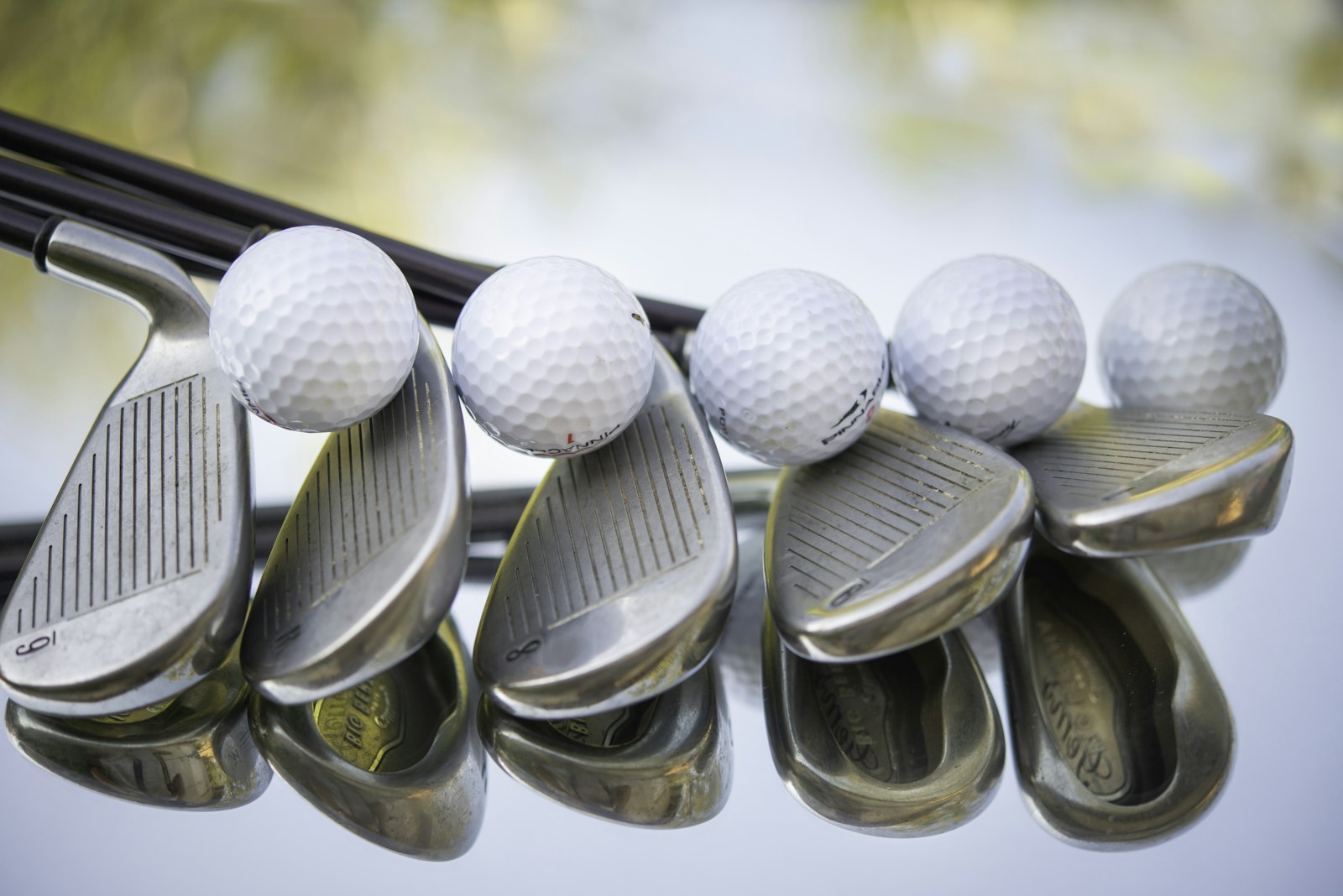 Eisen-Sätze und Golfbälle im Pro Shop