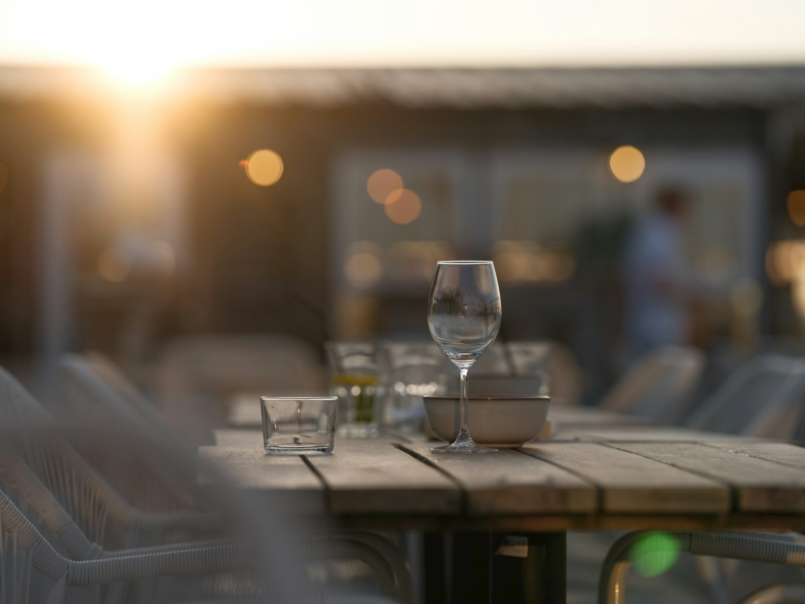 Gedeckter Tisch auf der Loch-19-Terrasse in der Abendsonne