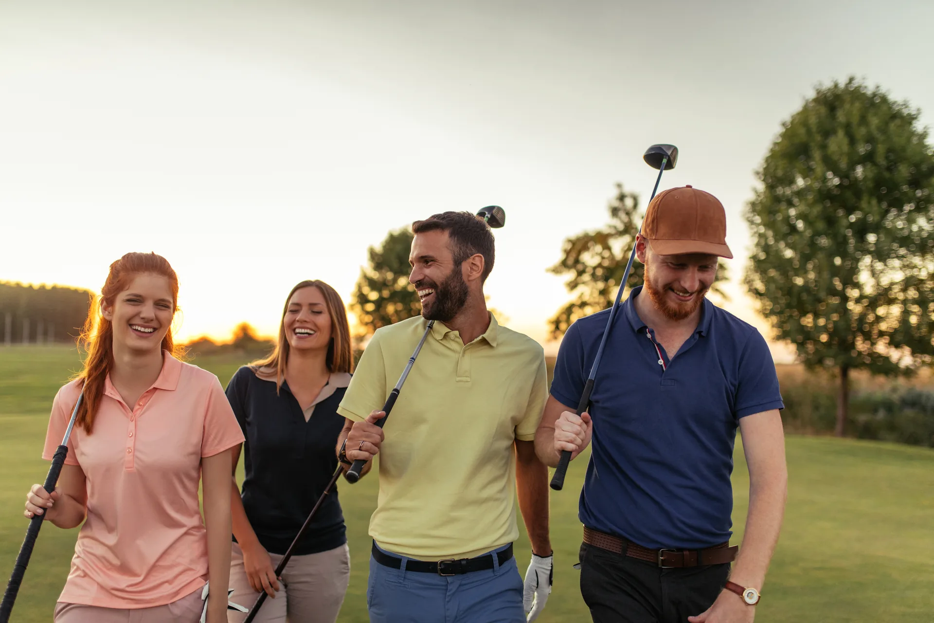 Golferinnen und Golfer auf dem Platz — zwei Welten, eine Sprache