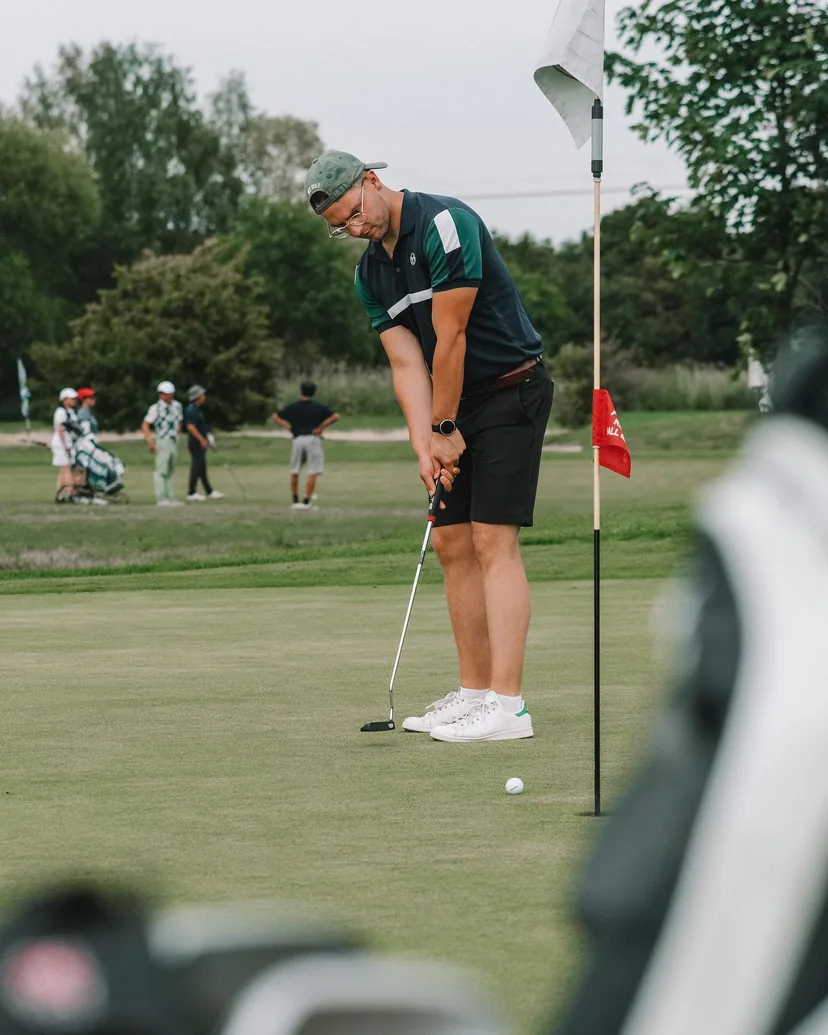 Sebastian Scholz beim Putt auf dem Grün