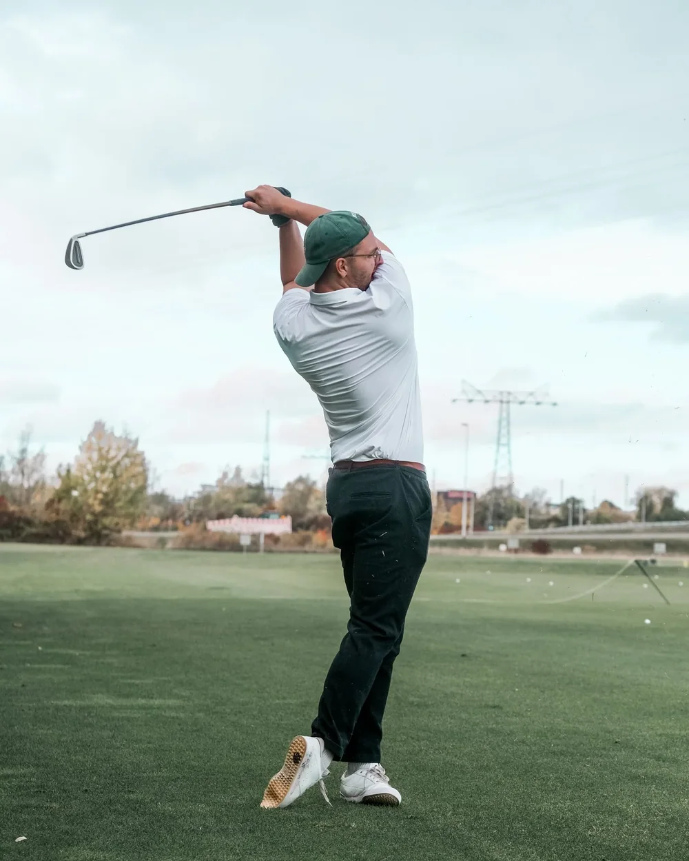 Sebastian Scholz, Gründer von Golfancy, beim Abschlag auf der Driving Range