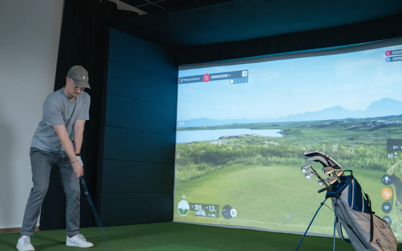 Spieler am Abschlag in der Simulator-Box von Golf in a Box