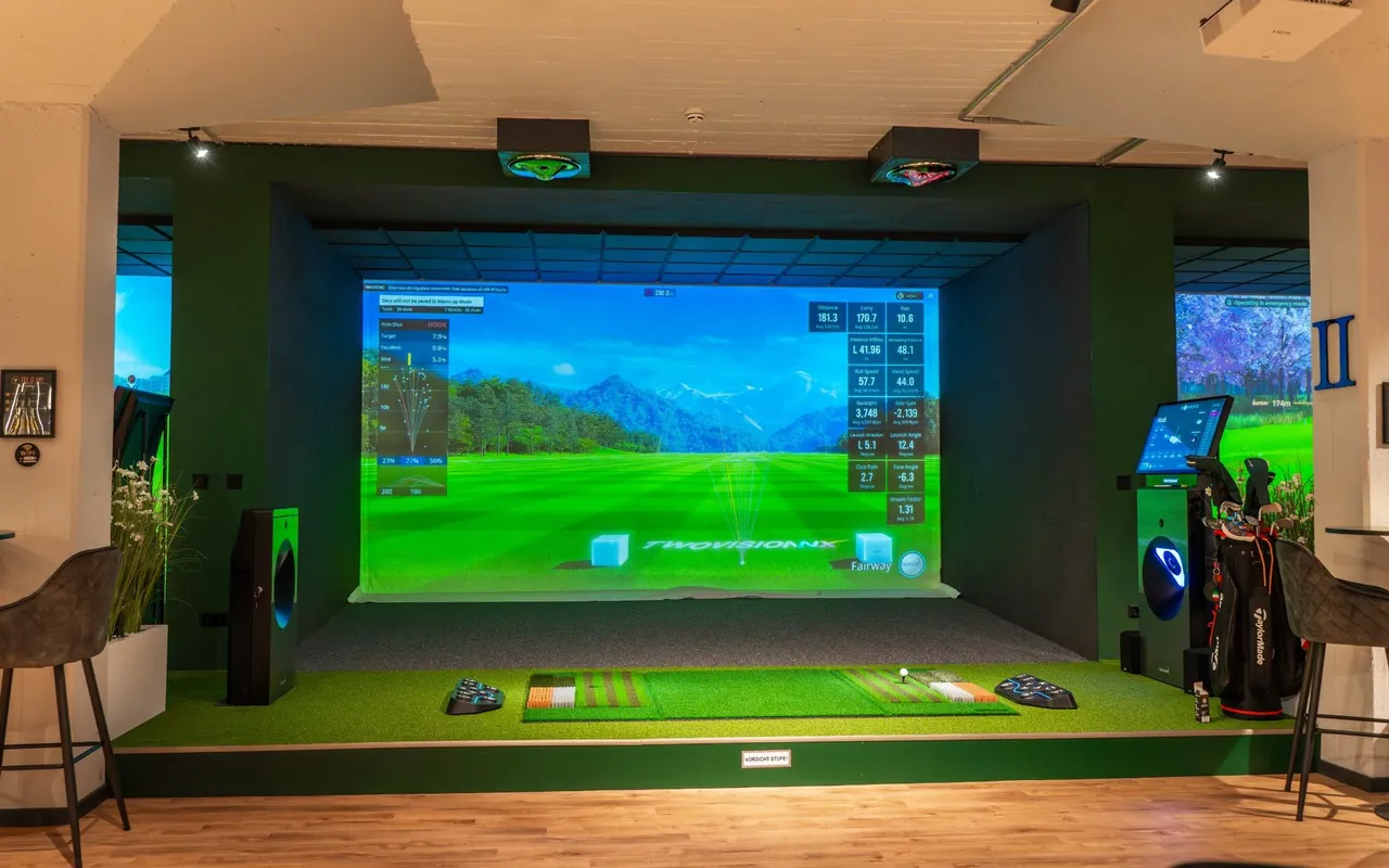 GOLFZON-Bay bei Tee It Up mit Projektionswand und Ballflug-Daten
