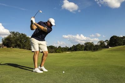 Symbolbild: Golfer im Rückschwung auf dem Fairway