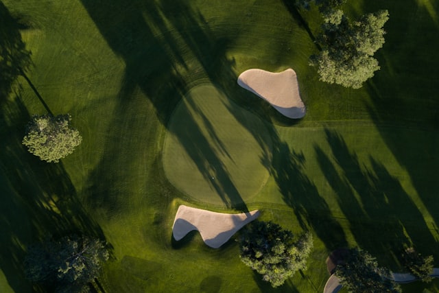 Symbolbild: Golfplatz mit Bunkern aus der Luft