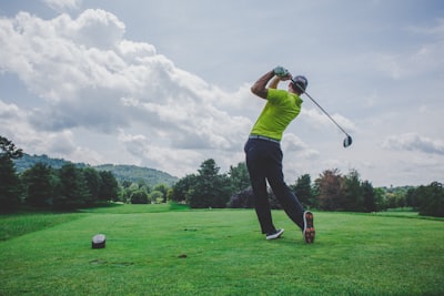 Symbolbild: Golfer im Durchschwung nach dem Abschlag