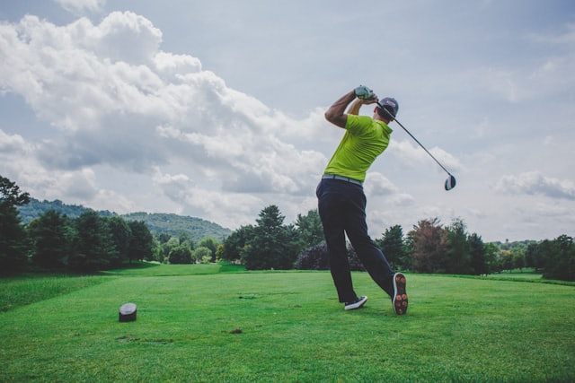 Symbolbild: Golfer im Durchschwung nach dem Abschlag