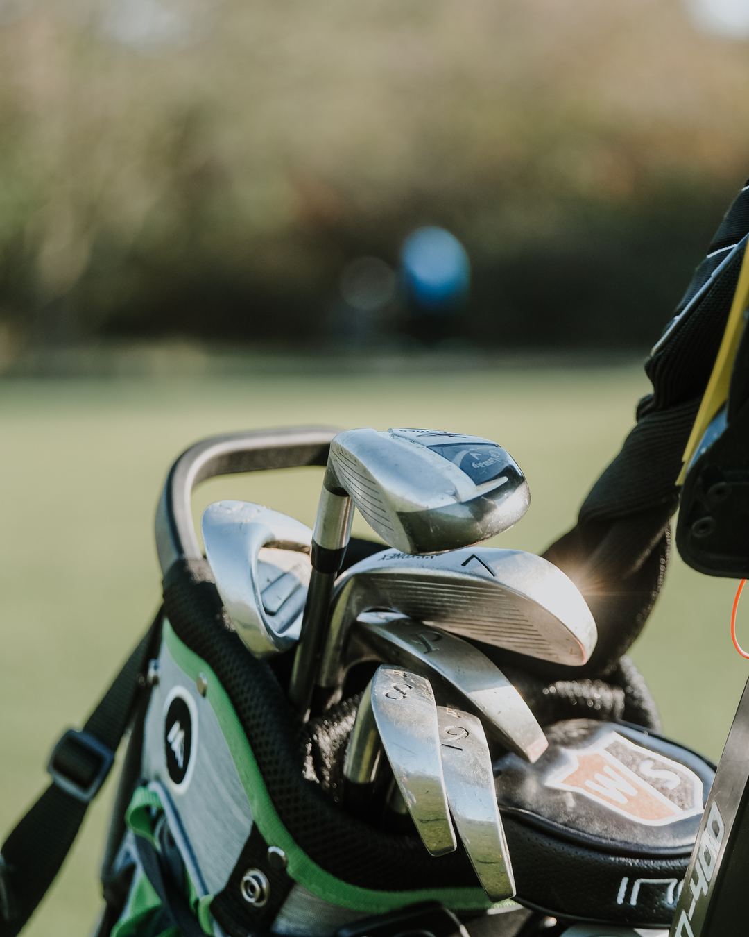 Golfschläger im Bag auf dem Platz