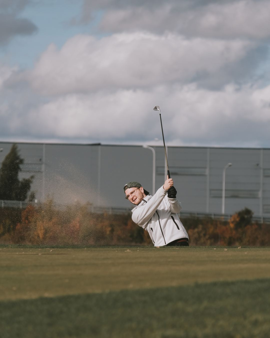 Sebastian Scholz beim Abschlag auf einer Golfrunde