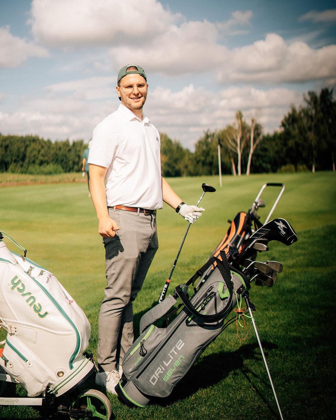 Sebastian Scholz mit zwei Golfbags auf dem Fairway vor einer Runde