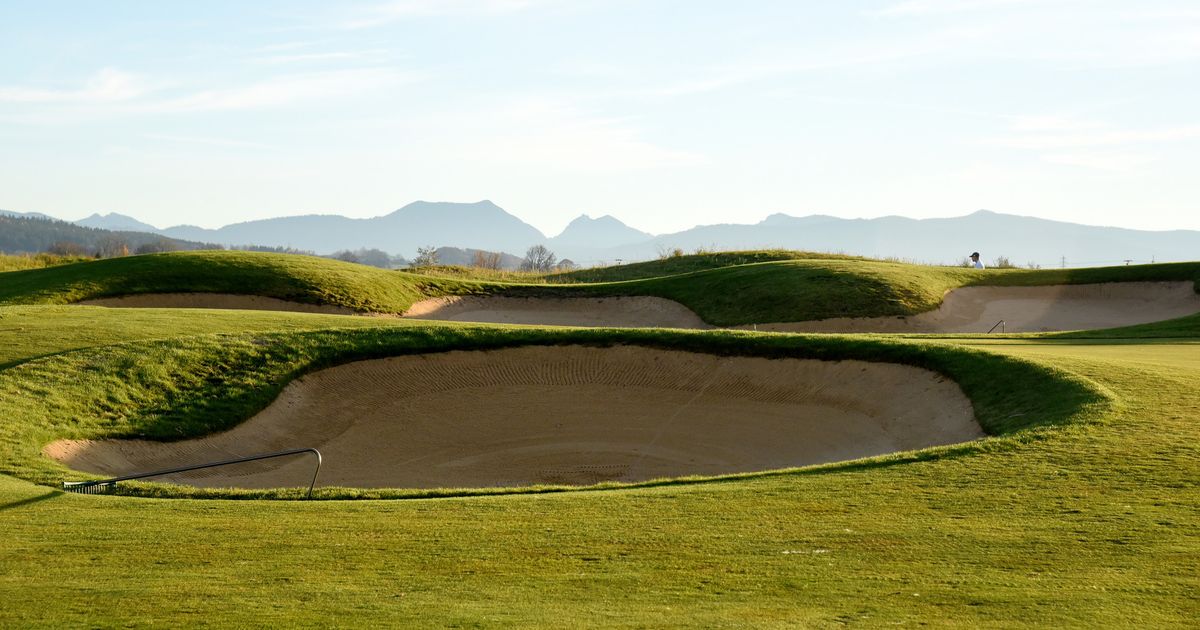Weitläufige Golfanlage mit Bunker und Grün unter freiem Himmel